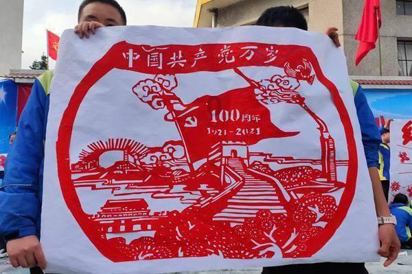 江苏一男子打工回家,发现修路占了自家地,还被邻居指责没格局